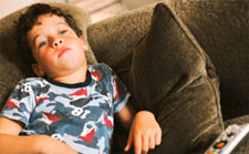 L'enfant rester assis sur le divan