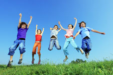 Enfants sautant