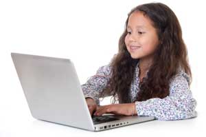 Jeune enfant utilisant un ordinateur portable